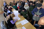 Голосование на одном из избирательных участков во время референдума о статусе Крыма в Симферополе 