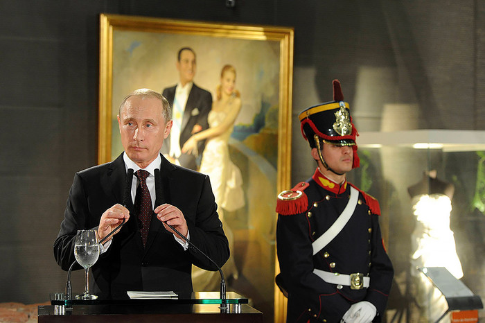 12&nbsp;июля 2014. Президент России Владимир Путин во время официального обеда от имени президента Аргентины Кристины Фернандес де Киршнер в&nbsp;Буэнос-Айресе