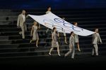 Флаг Европейского олимпийского комитета несут: российская гимнастка Елена Замолодчикова, борец Намиг Абдуллаев, прыгун в воду Томас Бимис, стрелок Никколо Камприани, дзюдоистка Люси Декоссе, каноистка Криштина Фазекас Зур, девушка-боксер Кэти Тэйлор, представитель тхэквондо Сервет Тазегюль