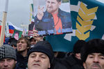 Участники митинга «В единстве наша сила» в поддержку главы Чечни Рамзана Кадырова на площади перед мечетью имени Ахмата Кадырова в Грозном