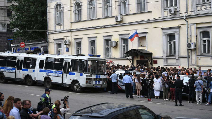 Участники акции в поддержку руководителя театра «Гоголь-центр» Кирилла Серебренникова у здания Басманного суда