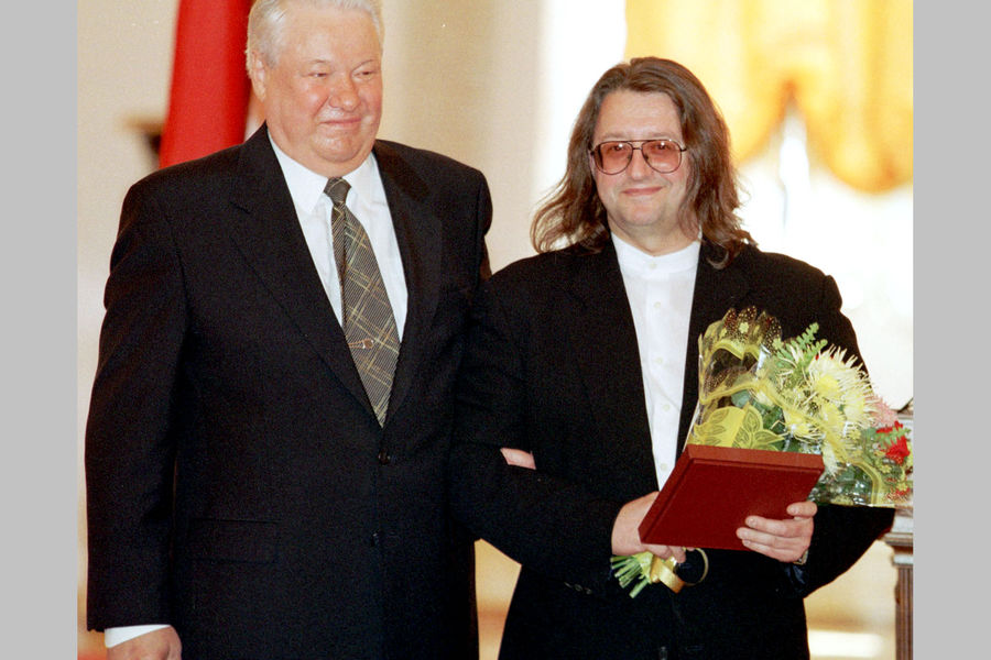 Борис Ельцин и Александр Градский во время церемонии вручения Государственной премии в&nbsp;области литературы и искусства, 1999&nbsp;год