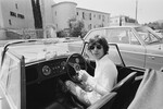 Мик Джаггер за рулем автомобиля Morgan Plus 8 в Сан-Тропе, Франция, 1971 год
