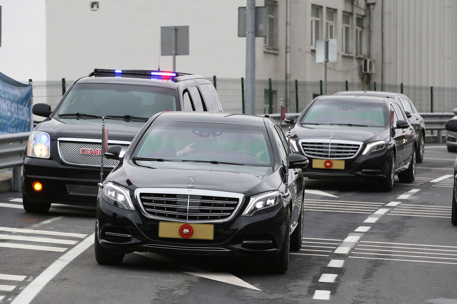 <b>Реджеп Тайип Эрдоган &mdash; Mercedes-Benz S600 Guard</b>
<br>
Президента Турции перевозят по&nbsp;улицам страны в&nbsp;Mercedes-Benz S600 Guard. Машина отличается повышенной мощностью мотора, имеет очиститель воздушной системы от газовых атак, даже с&nbsp;пробитыми колесами она в&nbsp;состоянии продолжить движение.