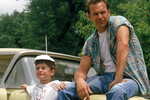 <b>«Совершенный мир», Клинт Иствуд (1993) </b>
<br><br>
Действие фильма разворачивается в Техасе осенью 1963 года, когда преступники Роберт Хейнс (Костнер) и Терри Пью (Кейт Сарабайка) сбегают из тюрьмы, проникают в чужой дом и берут в заложники мальчика Филиппа (Ти Джей Лоузер). По ходу действия Хейнс и мальчик начинают общаться почти как отец и сын. Тем временем преступника ищет хитрый техасский рейнджер Ред Гарнетт (Клинт Иствуд), который ранее уже пересекался с ним дважды.
