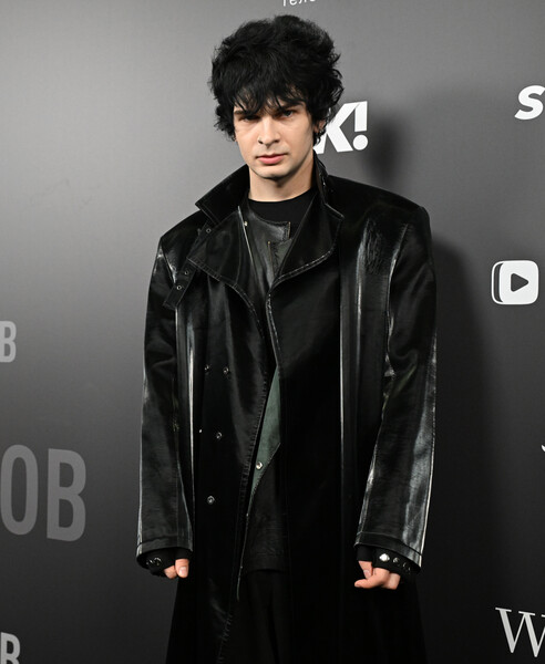 Хип-хоп исполнитель «Травма» (Илья Колосовский) на музыкальной премии «Жара Media Awards 2025» в концертном зале «Live Арена» в Московской области, 30 октября 2025 года