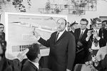 Генеральный конструктор Андрей Туполев (в центре) знакомит журналистов с новым сверхзвуковым пассажирским самолетом Ту-144, 1969 год