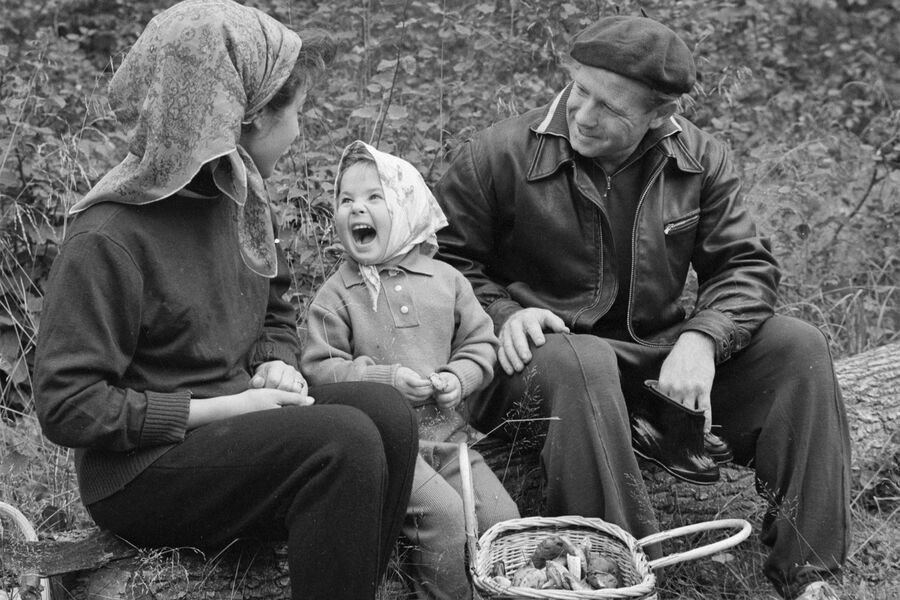 Алексей Леонов с&nbsp;женой Светланой и дочерью Викторией во время отдыха в&nbsp;лесу, 1964&nbsp;год