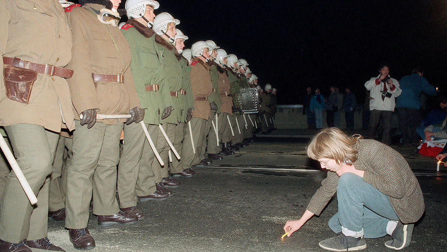 Акция протеста на одном пражских мостов, ноябрь 1989 года
