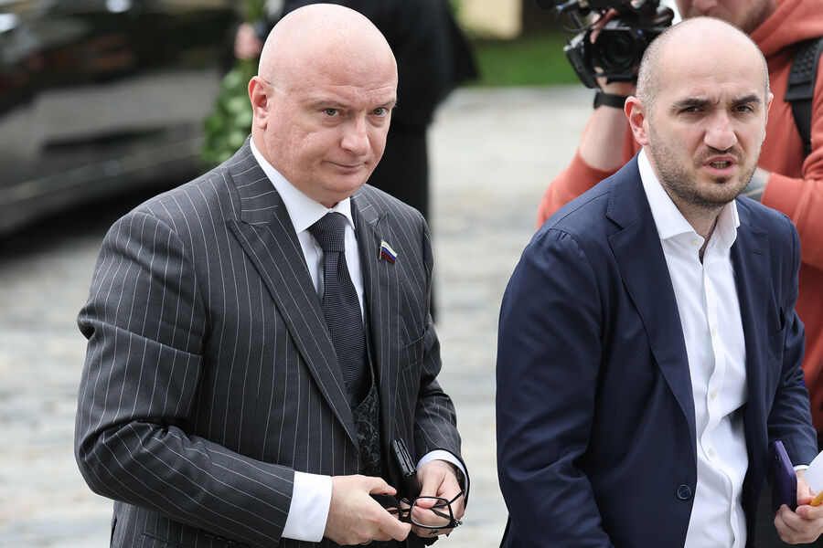 Председатель комитета Совета Федерации РФ по&nbsp;конституционному законодательству и государственному строительству Андрей Клишас (слева) на&nbsp;прощании с&nbsp;Петром Кучеренко в&nbsp;Москве, 24&nbsp;мая 2023&nbsp;года