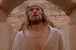 <b>«Последнее искушение Христа» (1988)</b>
<br><br>
В фильмографии Дефо есть и роль Иисуса Христа — именно его он сыграл в картине Мартина Скорсезе по роману Никоса Казандзакиса «Последнее искушение».
В проекте, исследующем двойственность природы Иисуса, Дефо воплотил Христа-человека, плотника из Иудеи, которого посещают видения. Чтобы понять свое предназначение, он отправляется странствовать по пустыне вместе со своим другом Иудой Искариотом (его сыграл Харви Кейтель).

