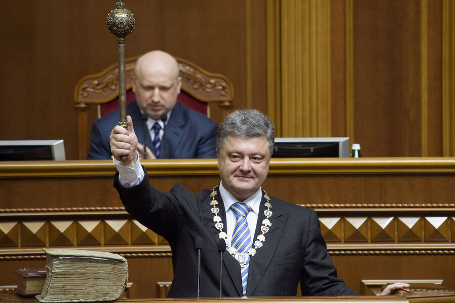 Президент Украины Петр Порошенко держит булаву &mdash; символ власти на&nbsp;Украине &mdash; во время церемонии инаугурации в&nbsp;Киеве, Украина, суббота, 7&nbsp;июня 2014&nbsp;года