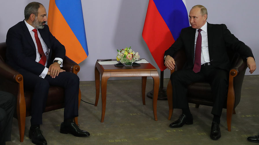 Президент России Владимир Путин и премьер-министр Армении Никол Пашинян во время встречи, 14 мая 2018 года