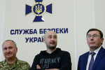 Руководитель Службы безопасности Украины Василий Грицак (слева), журналист Аркадий Бабченко (в центре) и генеральный прокурор Украины Юрий Луценко (справа), 30 мая 2018 года