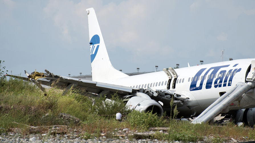 Самолет Boeing 737-800 авиакомпаниии Utair, рейса Москва - Сочи, совершил аварийную посадку в Сочи.
