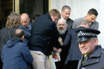 Во время задержания основателя WikiLeaks Джулиана Ассанжа около посольства Эквадора в Лондоне, 11 апреля 2019 года. Кадр из видео