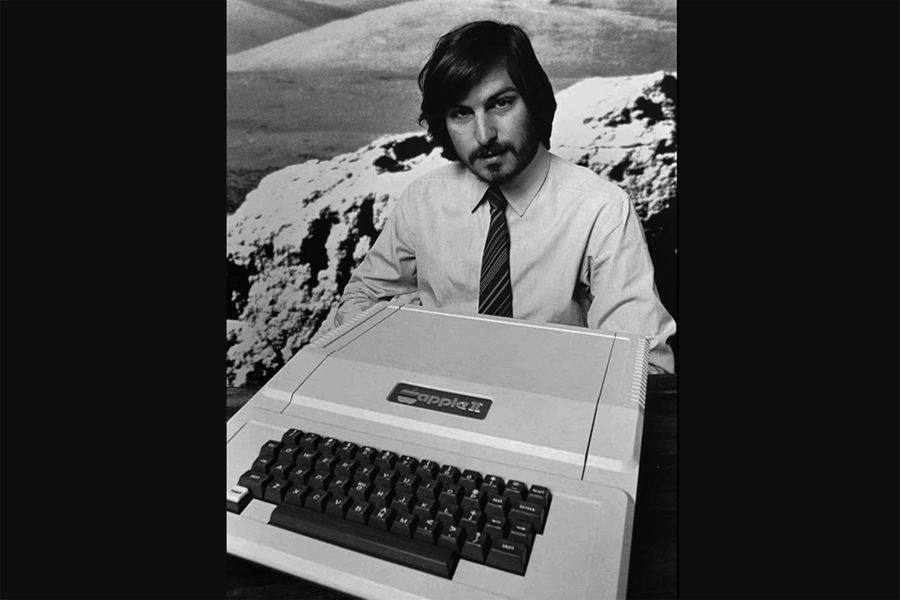 Apple II был представлен в&nbsp;1977 году на&nbsp;выставке West Coast Computer Faire и был одним из&nbsp;первых и наиболее успешных персональных компьютеров того времени. Apple II на&nbsp;протяжении жизненного цикла выходил в&nbsp;нескольких модификациях и продавался до&nbsp;1990-х годов. Всего было произведено от 5&nbsp;до&nbsp;6 миллионов экземпляров компьютера.
Внешний вид Apple II сильно отличался от конкурентов: он органично смотрелся на&nbsp;офисном столе и обладал уникальными для&nbsp;того времени возможностями, включая цветной графический режим, воспроизведение звука, а также встроенный интерпретатор языка Basic. Apple II дал начало революции в&nbsp;области персональных компьютеров &mdash; это был компьютер для&nbsp;обычных людей, а не только для&nbsp;ценителей, ученых или инженеров.
