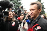 Юморист Сергей Дроботенко на церемонии прощания с артистом Борисом Моисеевым на Троекуровском кладбище, 2 октября 2022 года