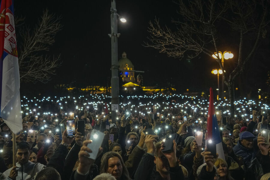 Сторонники оппозиции на&nbsp;митинге в&nbsp;Белграде, Сербия, 24&nbsp;декабря 2023&nbsp;года