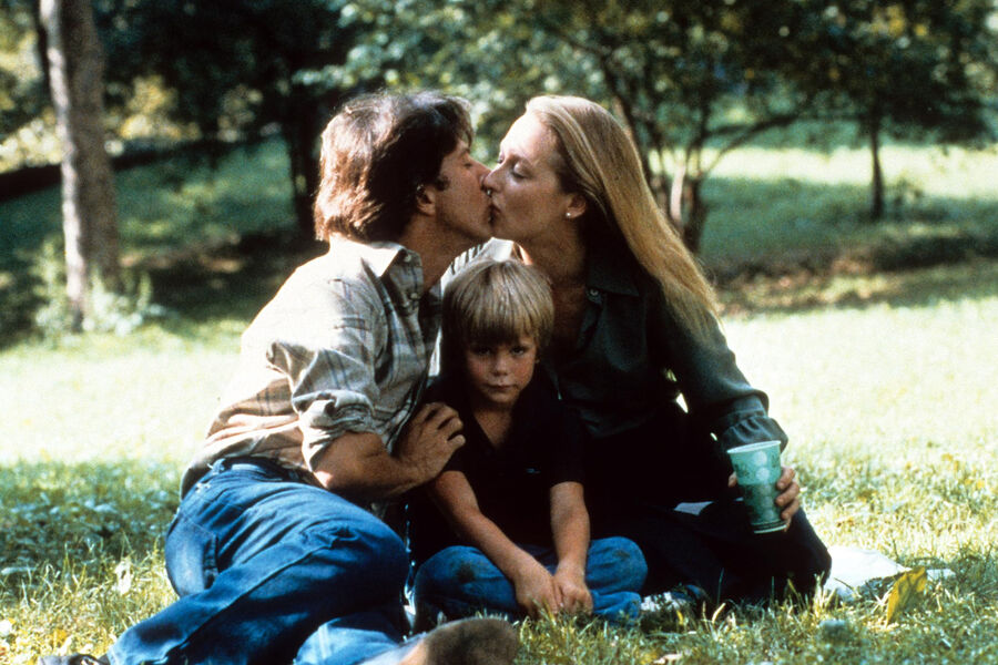 <b>«Крамер против Крамера» (1979)</b>
<br><br>
Над&nbsp;этой драмой о&nbsp;семейной паре, проходящей через&nbsp;развод и борьбу за&nbsp;опеку над&nbsp;сыном, Мэрил Стрип работала лишь 12&nbsp;съемочных дней. Однако именно она принесла актрисе первый «Оскар». Стрип исполнила в&nbsp;картине роль Джоанны Крамер, оставившей мужа и сына, чтобы найти себя, и вернувшейся в&nbsp;их жизнь через&nbsp;полгода более счастливой &mdash; с&nbsp;намерением забрать ребенка. Супруга, который учился воспитывать мальчика в&nbsp;одиночку, сыграл Дастин Хоффман.
<br><br>
Поначалу Мэрил Стрип прочили на&nbsp;другую, менее значительную роль, но актриса смогла убедить режиссера, продюсера и самого Хоффмана попробовать ее в&nbsp;качестве Джоанны.
