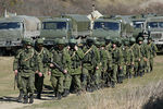 Военнослужащие в форме без опознавательных знаков у военной базы в селе Перевальное в Крыму 