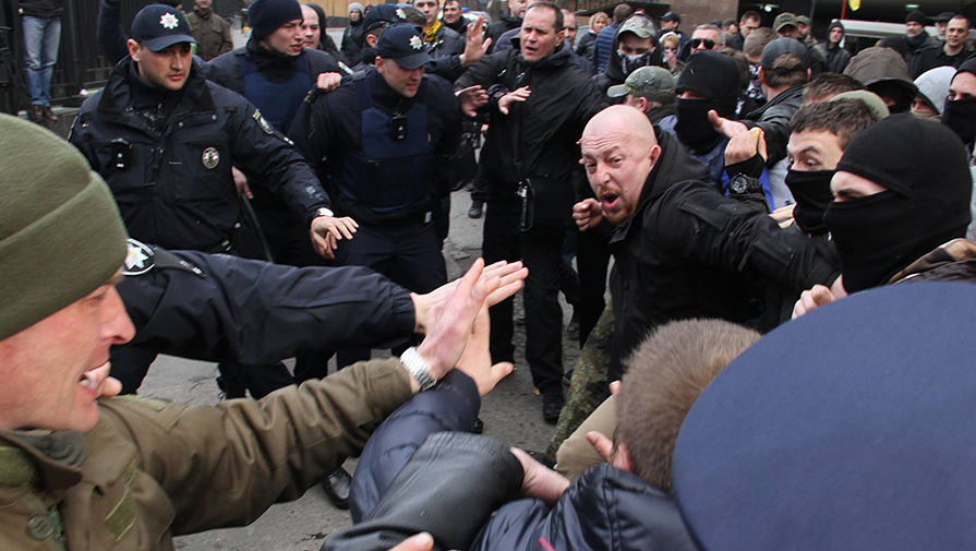 Во время столкновения полиции и участников акции в поддержку украинской летчицы Надежды Савченко у здания посольства России в Киеве