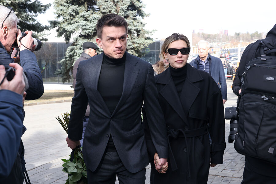 Певец Влад Топалов и его супруга, актриса и телеведущая Регина Тодоренко перед&nbsp;началом церемонии прощания с&nbsp;певцом Бедросом Киркоровым на&nbsp;Троекуровском кладбище, 21&nbsp;марта 2025&nbsp;года
