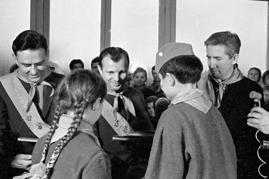 Летчики-космонавты СССР Владимир Комаров, Юрий Гагарин, Константин Феоктистов и Андриян Николаев во время посещения Всероссийского пионерского лагеря &laquo;Орленок&raquo; в&nbsp;городе Туапсе, 1965&nbsp;год