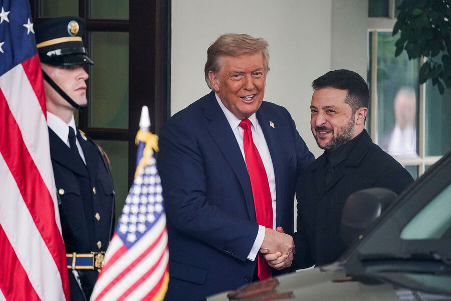 Президент США Дональд Трамп и президент Украины Владимир Зеленский во время встречи, 18&nbsp;августа 2025&nbsp;года
