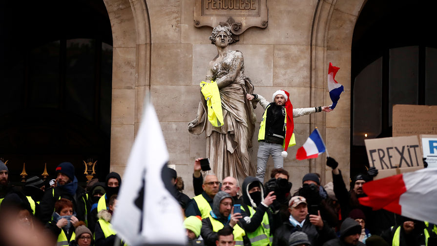 Участники акции протеста движения автомобилистов &laquo;желтые жилеты&raquo; в&nbsp;Париже, 15 декабря 2018 года