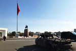 Сожженные автомобили в центре города после акций протеста, 7 октября 2020 года