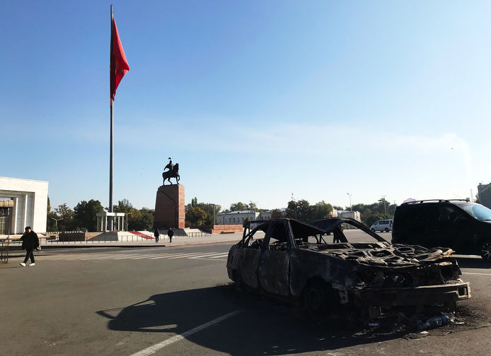 Сожженные автомобили в центре города после акций протеста, 7 октября 2020 года