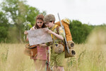 <b>«Королевство полной луны» (2012) </b><br>
Остроумная и стильная комедия рассказывает о первой любви юных Сьюзи Бишоп (Кара Хэйуорд) и Сэма Шикаски (Джаред Гилман), которые сбегают из-под присмотра взрослых навстречу приключениям. Эдвард Нортон сыграл в фильме вожатого отряда бойскаутов, Тильда Суинтон — сотрудницу социальной службы, Билл Мюррей — отца девочки, а Брюс Уиллис — капитана Шарпа, который спасает детей.
