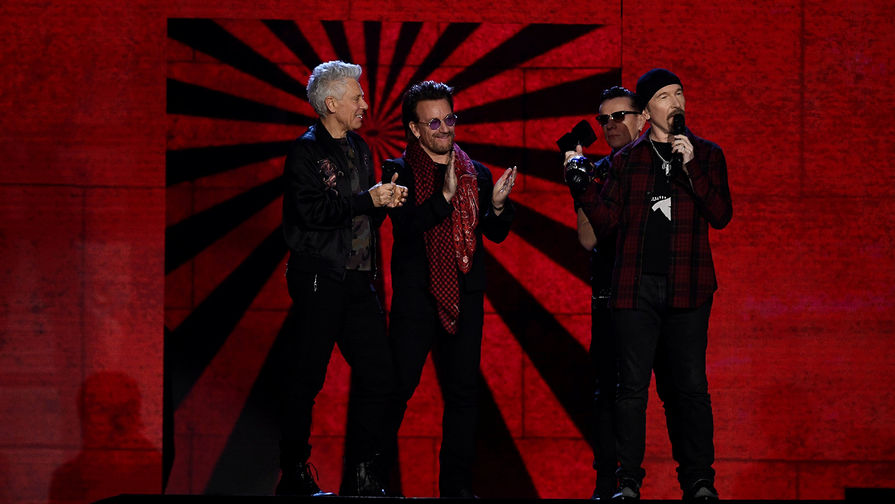Группа U2 во время церемонии награждения в рамках MTV Europe Music Awards в Лондоне, 12 ноября 2017 года