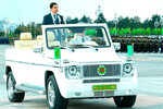 <b>Гурбангулы Бердымухамедов — кабриолет Mercedes-Benz Gelandewagen</b>
<br>
Бывший президент Туркменистана Гурбангулы Бердымухамедов известен своей слабостью к автомобилям. Пожалуй, жемчужиной в его коллекции можно назвать кабриолет Mercedes-Benz Gelandewagen. В 2017 году Аркадаг (в переводе с туркменского – защитник, покровитель) принял на этом внедорожнике почетный парад войск, после чего ему почетные члены парламента вручили медаль «Отважный туркмен» (Turkmen edermen).