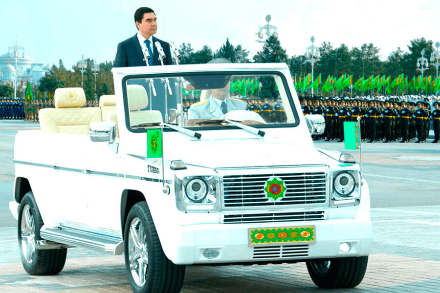 <b>Гурбангулы Бердымухамедов &mdash; кабриолет Mercedes-Benz Gelandewagen</b>
<br>
Бывший президент Туркменистана Гурбангулы Бердымухамедов известен своей слабостью к&nbsp;автомобилям. Пожалуй, жемчужиной в&nbsp;его коллекции можно назвать кабриолет Mercedes-Benz Gelandewagen. В&nbsp;2017 году Аркадаг (в переводе с&nbsp;туркменского &ndash; защитник, покровитель) принял на&nbsp;этом внедорожнике почетный парад войск, после чего ему почетные члены парламента вручили медаль «Отважный туркмен» (Turkmen edermen).