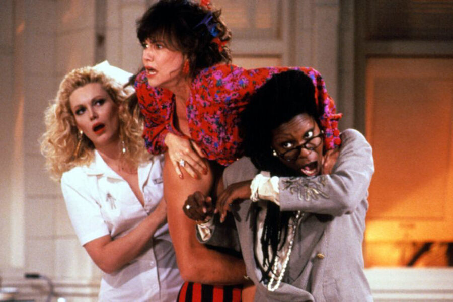 <b>«Мыльная пена» (1991)</b>
<br><br>
Вупи Голдберг сыграла здесь сценариста шоу &mdash; самого несчастного человека, от которого всем что-то нужно. Ее партнерами по&nbsp;картине стали Роберт Дауни &mdash; младший, Кэрри Фишер, Кевин Клайн, Элизабет Шу, Тери Хетчер, Салли Филд.