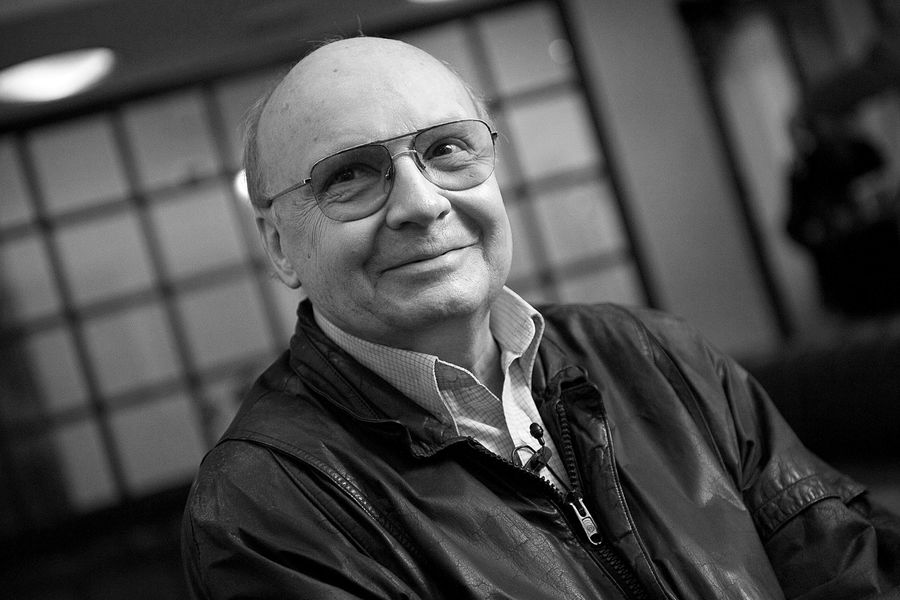 <b>Андрей Мягков (8 июля 1938 &mdash; 18&nbsp;февраля 2021).</b> Советский и российский актер театра и кино, писатель в&nbsp;жанре детектива. Особенно известен по&nbsp;ролям в&nbsp;культовых фильмах «Служебный роман», «Ирония судьбы, или С&nbsp;легким паром!». Народный артист РСФСР (1986), лауреат Государственной премии СССР (1977) и Государственной премии РСФСР имени братьев Васильевых (1979)