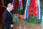 Президент России Владимир Путин на церемонии прощания с руководителем фракции ЛДПР Владимиром Жириновским в Колонном зале Дома союзов в Москве, 8 апреля 2022 года
