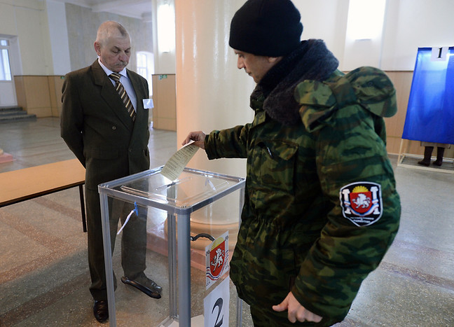 Голосование на одном из избирательных участков во время референдума о статусе Крыма в Симферополе
