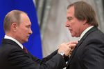 Президент Российской Федерации Владимир Путин и художественный руководитель Санкт-Петербургского дома музыки Сергей Ролдугин на церемонии вручения государственных наград за выдающиеся достижения в Екатерининском зале Кремля, сентябрь 2016 года