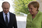 Президент России Владимир Путин и канцлер ФРГ Ангела Меркель во время встречи в Сочи, 2 мая 2017 года