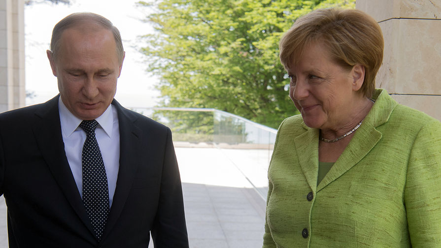 Президент России Владимир Путин и канцлер ФРГ Ангела Меркель во время встречи в Сочи, 2 мая 2017 года