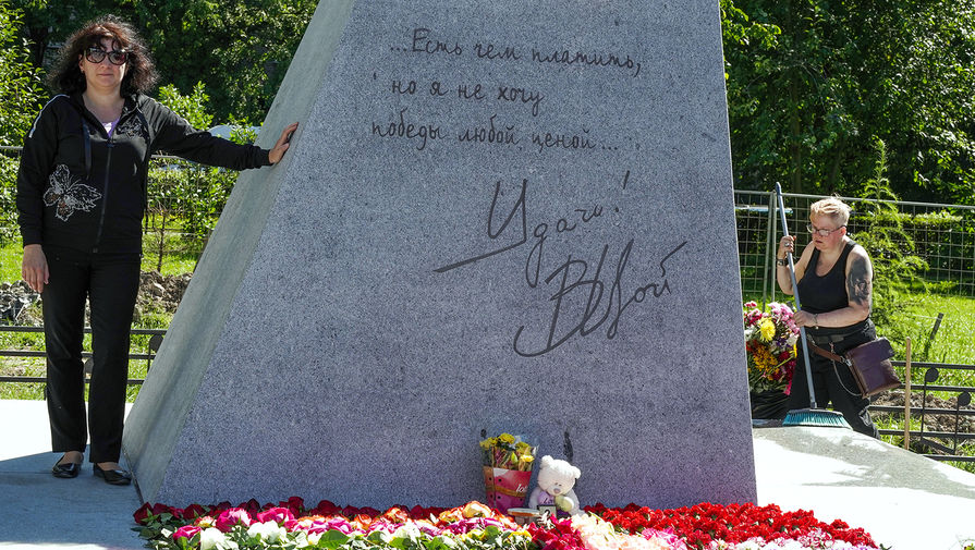 Памятник лидеру группы &laquo;Кино&raquo; Виктору Цою скульптора Матвея Макушкина в&nbsp;Санкт-Петербурге, 16 августа 2020 года