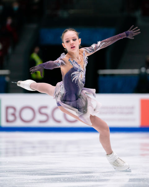 Анастасия Зинина выступает с&nbsp;короткой программой на&nbsp;чемпионате России &mdash; 2022