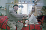 <b>На съёмках кинофильма «Бриллиантовая рука» (1968)</b>
<br><br>
Бандит Лелик из комедии «Бриллиантовая рука» (1968) считается одной из самых успешных работ Анатолия Папанова. Сам исполнитель был не очень доволен героем, поскольку представлял его иначе. Однако спорить с Леонидом Гайдаем не стал. Лелик принес артисту невероятную популярность и узнаваемость, которую можно сравнить только с уровнем Волка из «Ну, погоди!».
<br>
Благодаря этим двум персонажам исполнителю не давали прохода на улице, кричали вслед знаменитые фразы. В жизни Папанов был застенчивым и скромным человеком. Подобное отношение ему не нравилось. Но он понимал, что это издержки профессии. Говорил, что все артисты в молодости мечтают о славе, а после ею тяготятся.
