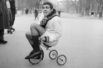 Адриано Челентано пародирует американского комика Джерри Льюиса на улицах Милана, 1956 год