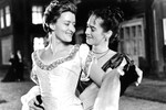 Наташа Макэлхоун и Лина Хиди в сцене из фильма «Миссис Дэллоуэй» (1997)