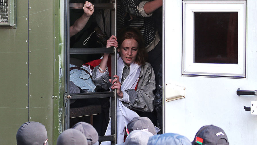 Сотрудники правоохранительных органов задерживают участниц &laquo;Женского марша&raquo; на&nbsp;площади Свободы, 12 сентября 2020 года