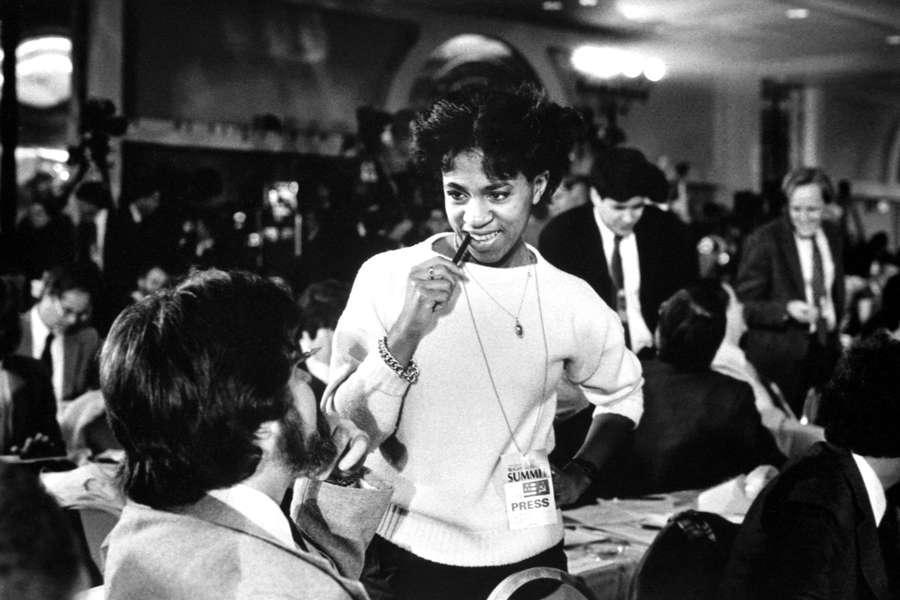 Елена Ханга в&nbsp;пресс-центре телемоста Москва-Вашингтон, 1988&nbsp;год